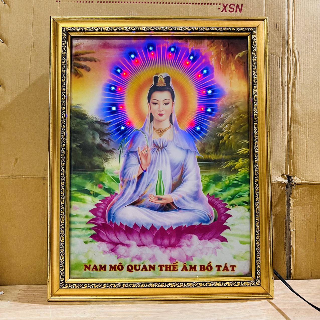 Tranh Quan Thế Âm Bồ Tát cầu bình an cho gia đình – Có đèn CAO 45CM
