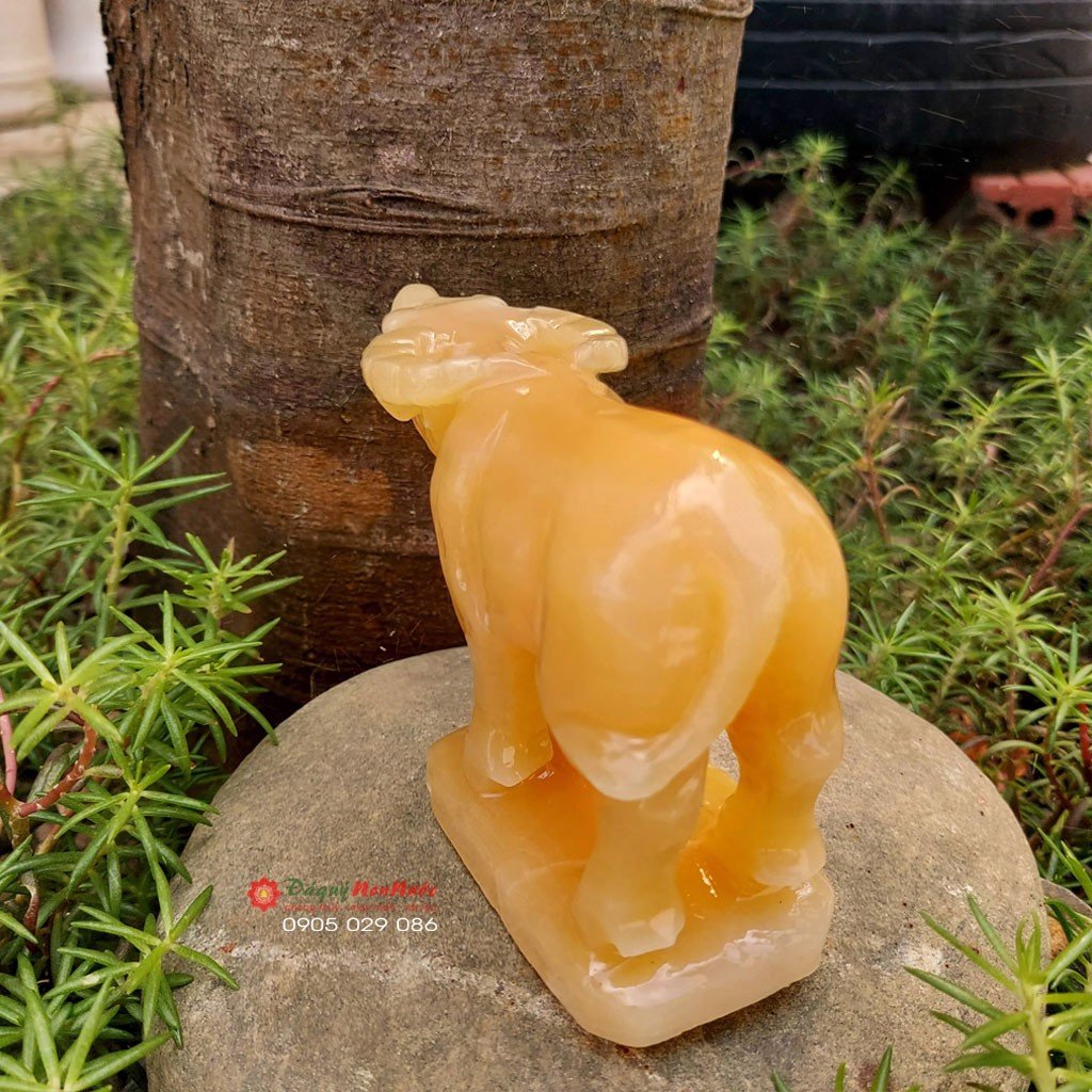 Tượng trâu đá tuổi tuất 12 con giáp phong thủy đá ngọc hoàng long 10cm đá Non Nước