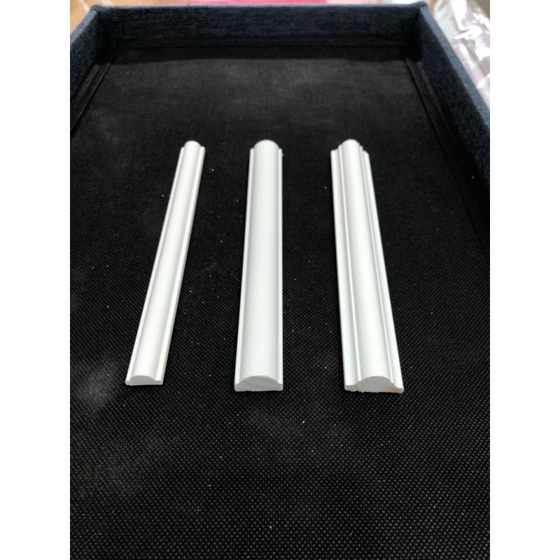 Phào chỉ khung tường composite bản 2.4cm cân màu trắng hoàn thiện
