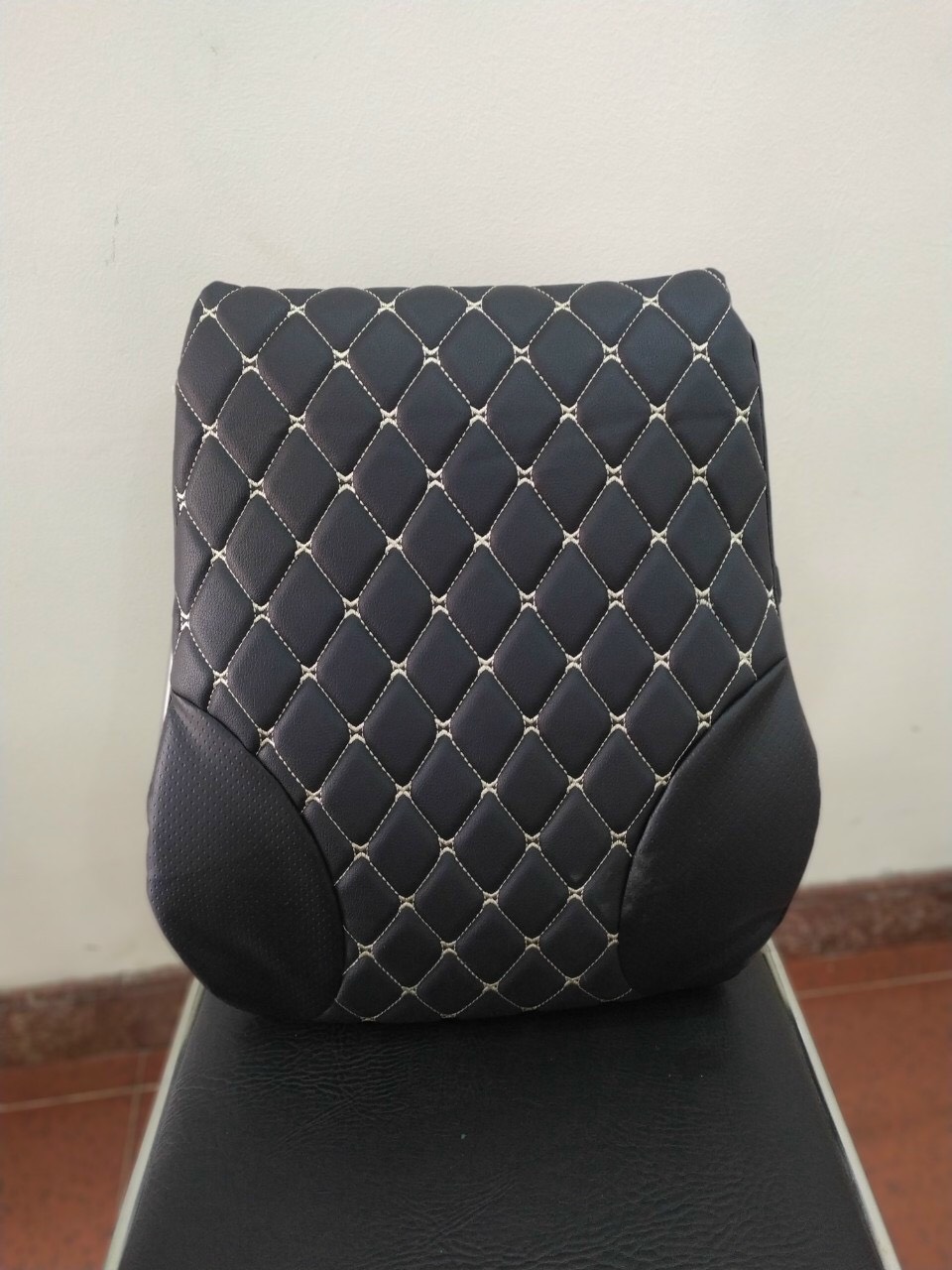 Gối tựa lưng ô tô A màu đen 40x50x12cm có đai cài