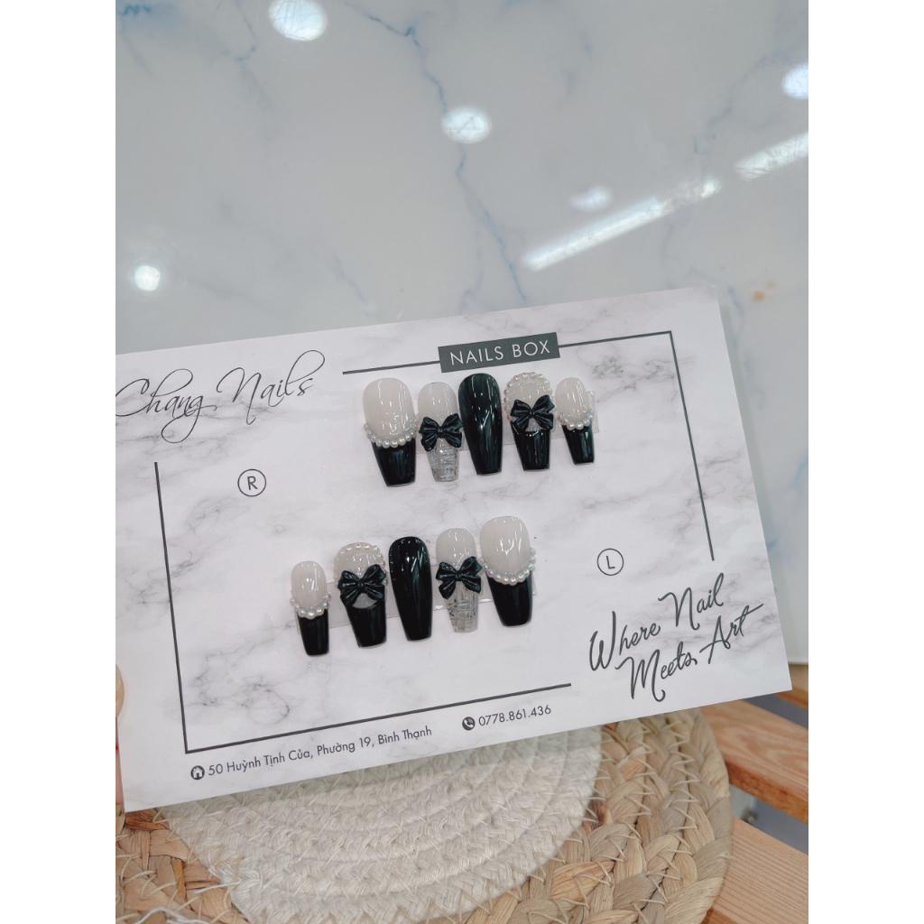 Nail Box thiết kế thủ công ChangNails - Sơn đen bóng đính charm nơ