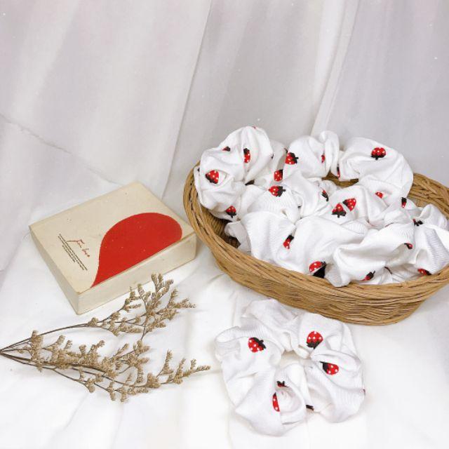 Scrunchies vải dâu tây đỏ