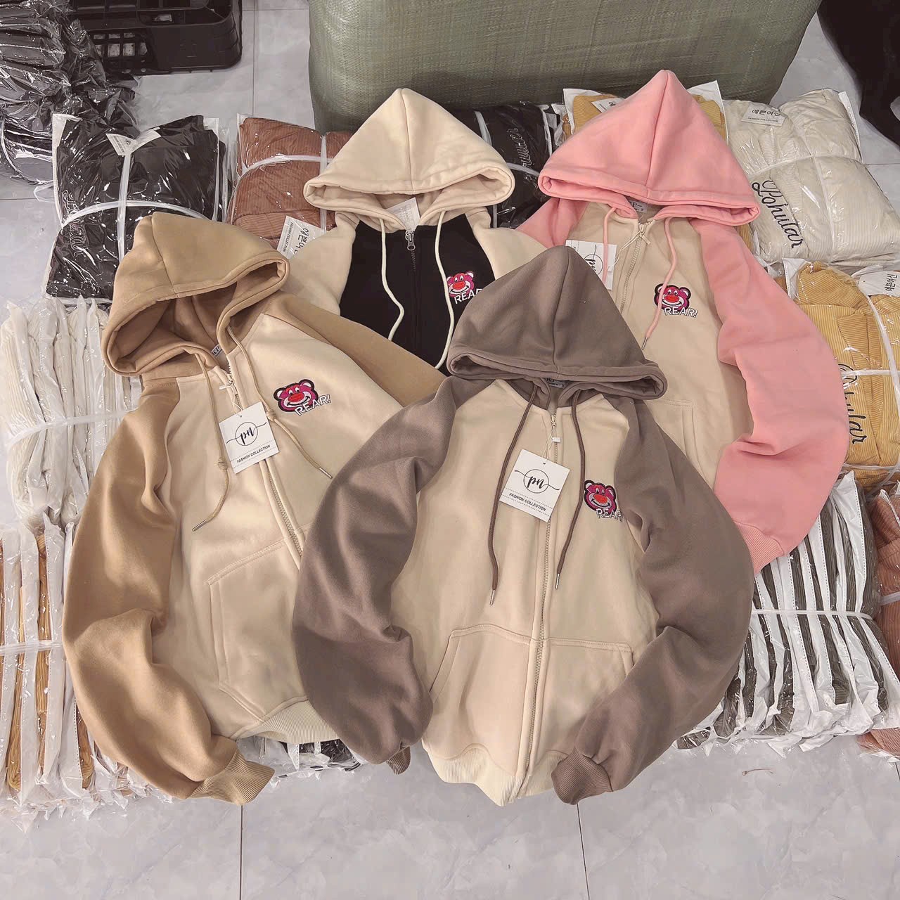 áo khoác nỉ hoodie zip nỉ ngoai thêu gấu BEER siêu dày mịn tay phối màu nam nữ mặc đều đẹp Khóa kéo Trẻ Trung From Rộng Chất Nỉ Dày Đẹp mềm mịn Có Nón, Áo Khoác Hoodie Cao cấp Phối Màu Nón rộng 2 lớp thời trang Form áo to bự phối tay raplang Y Hình