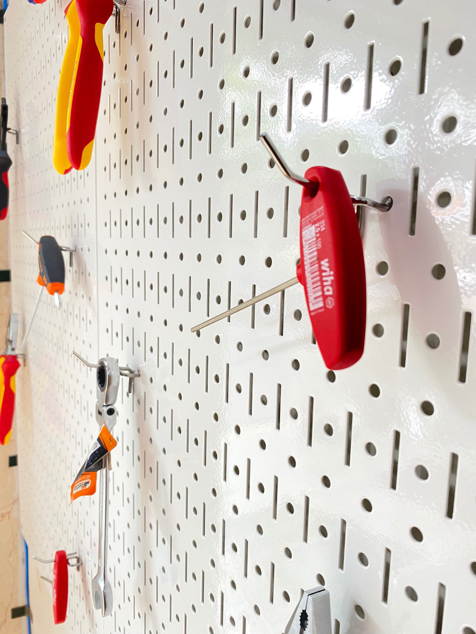 Tấm lưới đôi pegboard treo dọc màu trắng