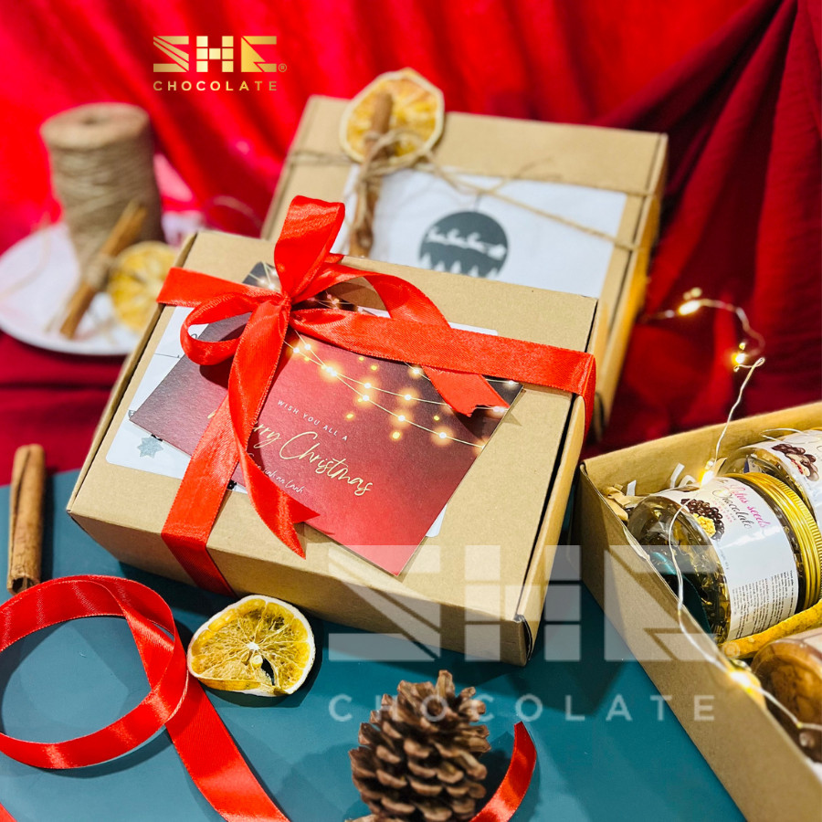 [Set quà Giáng sinh] Quà tặng Giáng sinh, Noel - SHE Chocolate. Socola, nơ Đỏ, thiệp Giáng sinh. Quà tặng đặc biệt