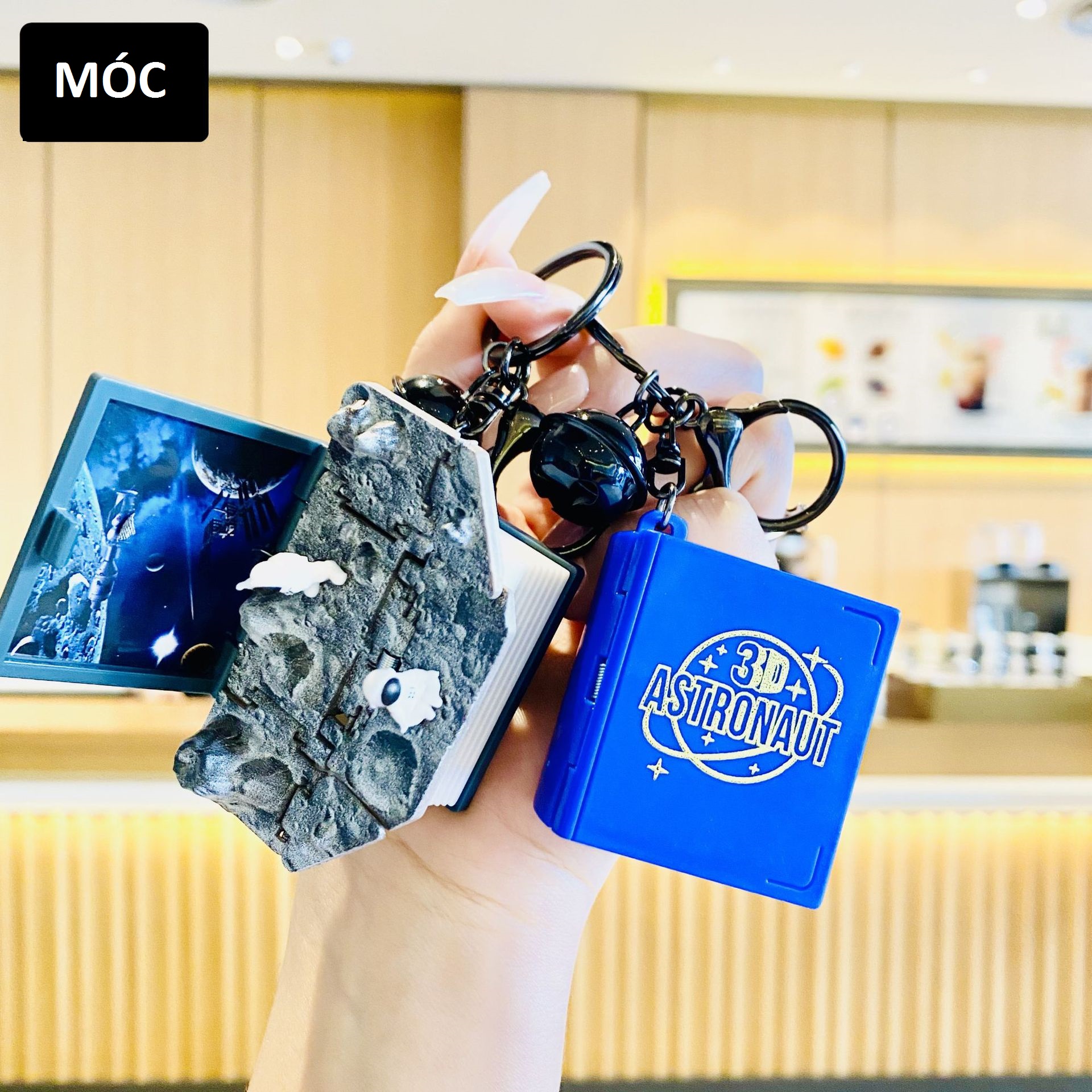 Móc khóa quyển sách phi hành gia - bật ra là mô hình