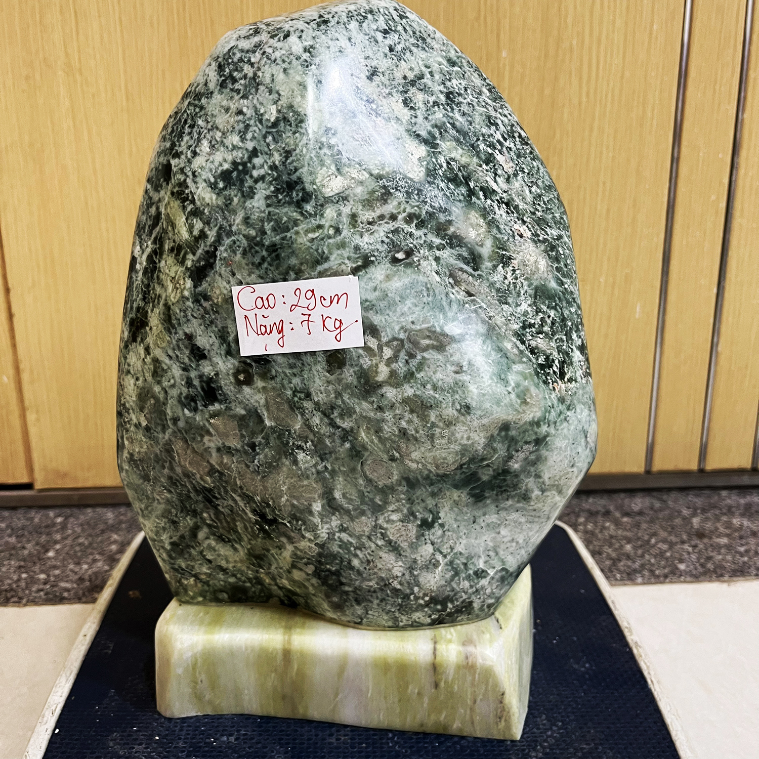 Đá phong thủy để bàn Cao 29 cm, nặng 7 kg, chân đế đá tự nhiên màu xanh cho mệnh Hỏa và MỘc