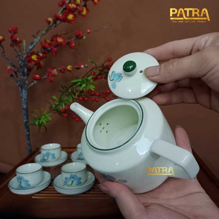 Bộ ấm chén uống trà cao cấp , bộ ấm trà Bát Tràng men kem họa tiết hoa sen xanh