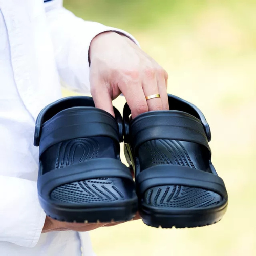 Sandal nhựa cross Clasic roomy fit màu navy dành cho nam, liền khối, mềm bền chắc