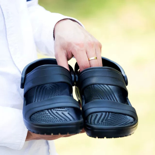 Sandal nhựa cross Clasic roomy fit màu navy dành cho nam, liền khối, mềm bền chắc