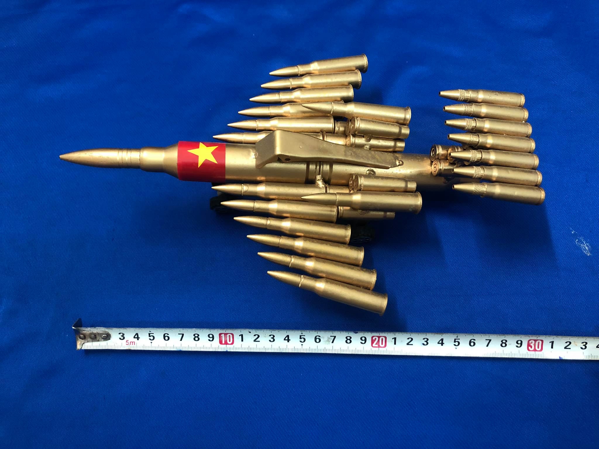Mô hình vỏ đạn máy bay chiến đấu trưng bày, tặng 1 móc khóa viên đạn