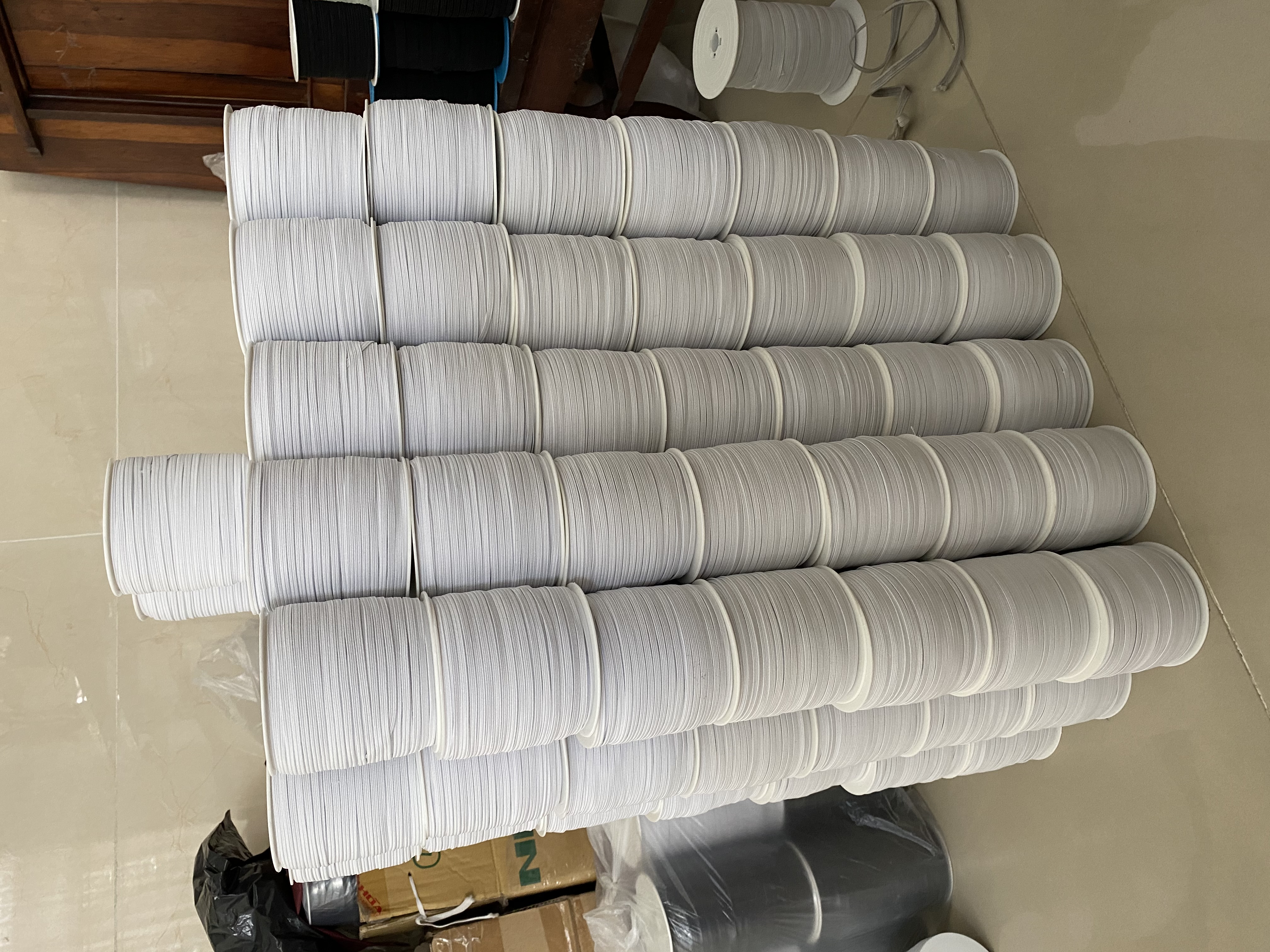 Thun luồn quần áo bản 3mm (số 4) màu trắng và đen cuộn dài 100 mét