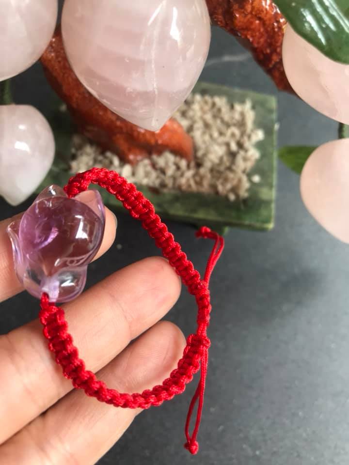 VÒNG TAY HANDMADE HỒ LY MAY MẮN TÀI LỘC VỀ TÌNH DUYÊN CÔNG DANH ĐÁ THẠCH ANH TÍM TỰ NHIÊN DÂY ĐỎ HỢP NỮ MỆNH HỎA MỆNH THỔ Ạ