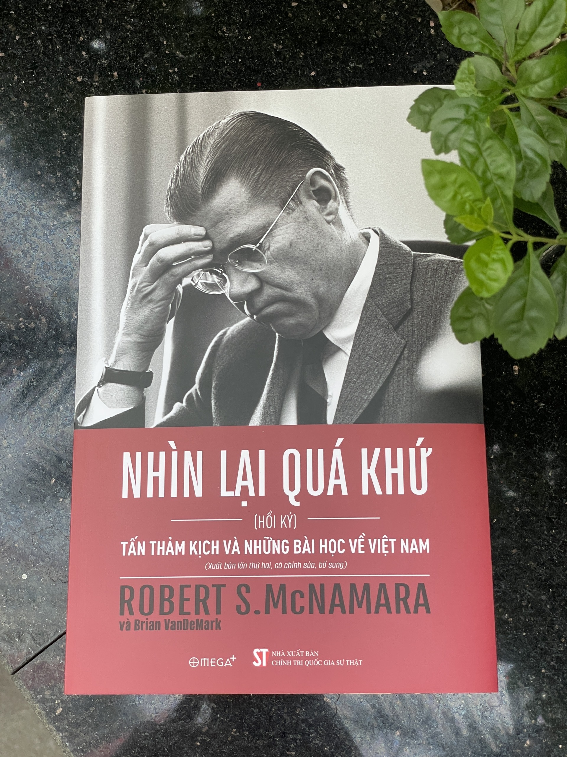 Nhìn lại quá khứ ( Hồi ký) - Tấn thảm kịch và những bài học về Việt Nam