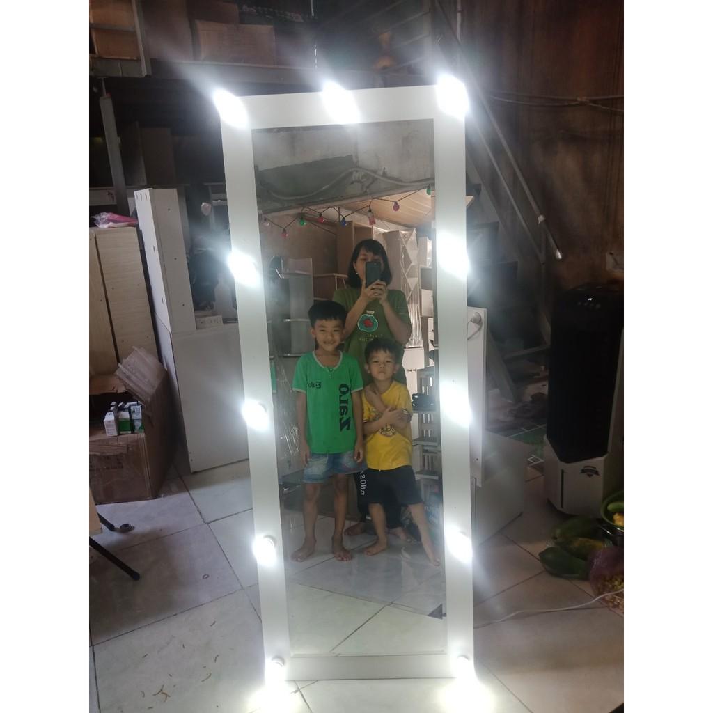 Gương soi có gắn đèn