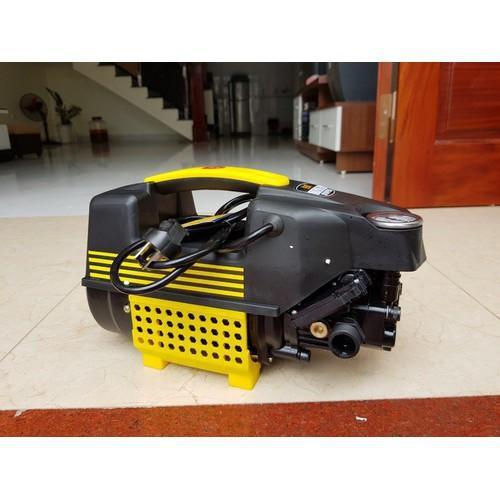 Máy rửa xe, Tưới cây, phun cho hoa. -Tắm súc vật. -Tẩy rửa rong rêu lâu năm làm ố bề mặt ngôi nhà.