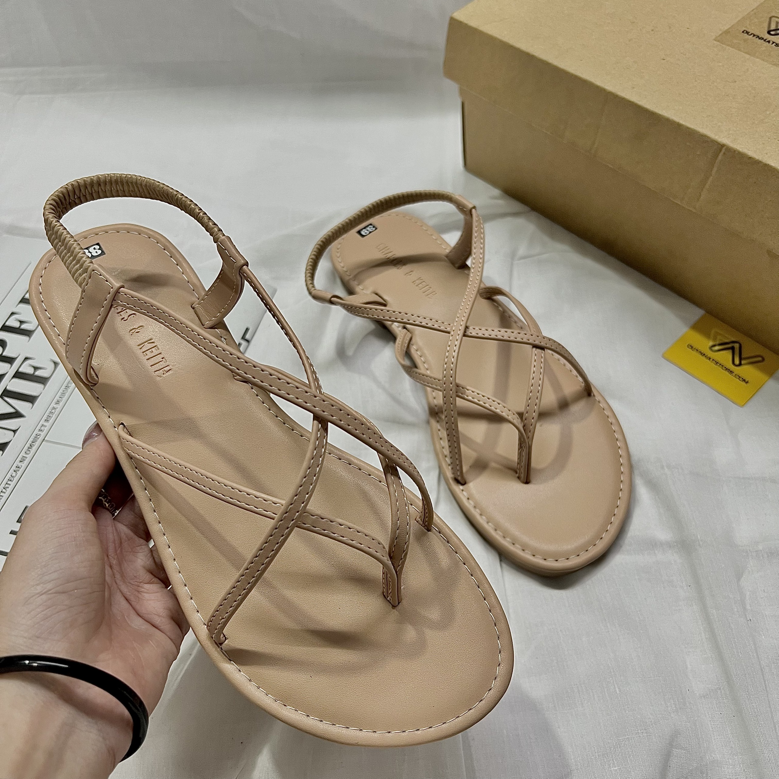 Giày Sandal Nữ Quai Kẹp Xỏ Ngón Đế Bệt Trắng Đen Dây Mảnh Nhỏ Duy Nhật Store Học Sinh Đi Học Bền Uzzang Chiến Binh Thun