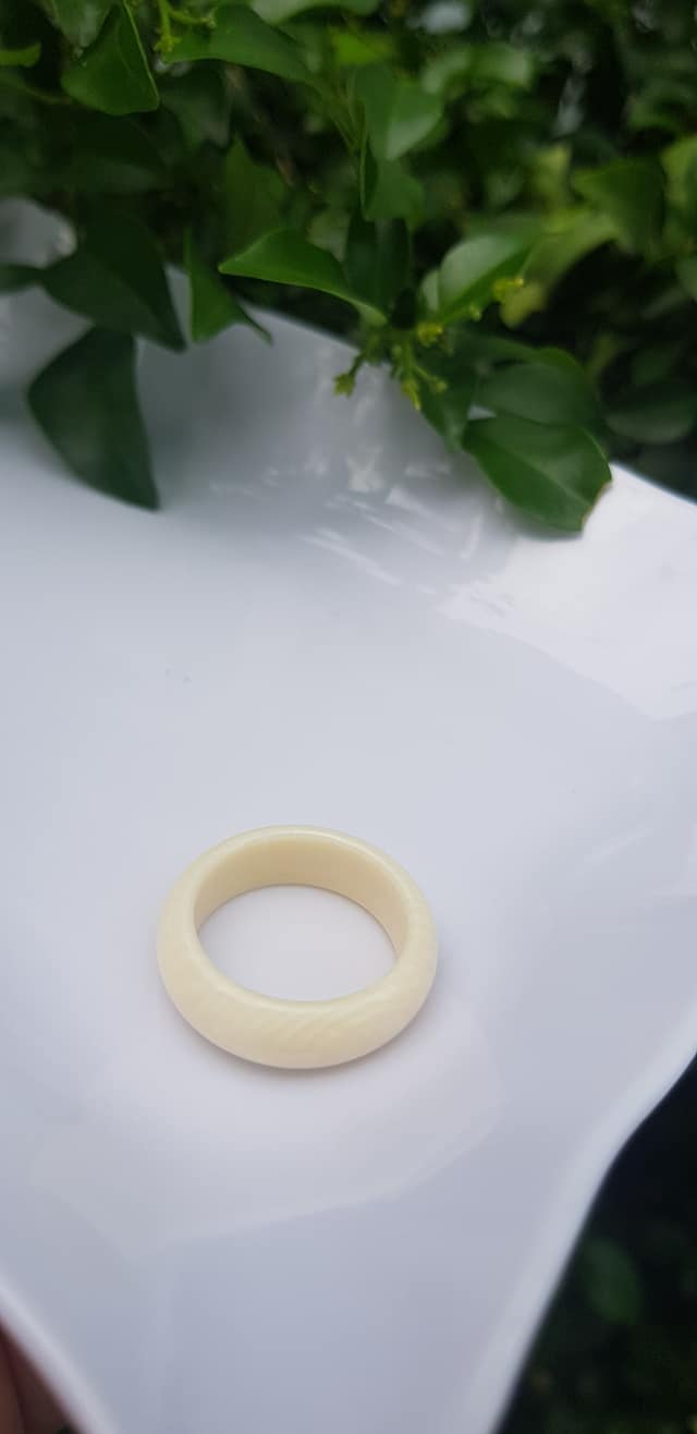 Nhẫn Nam tay nhỏ và nữ Nhẫn Ni 17mm x cao 6mm x dầy 3mm Màu trắng Ngọc Ngà vân tự nhiên đẹp sang tay ạ