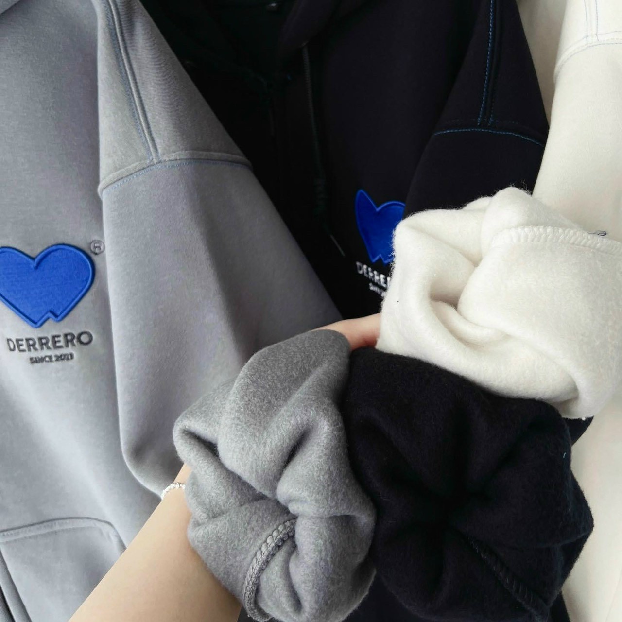 Hình ảnh Áo khoác hoodie zip Derrero thêu tim Vải Nỉ Bông Mềm Mịn Phong Cách Ulzzang Unisex Cá Tính Hot Trend, áo khoác chống nắng