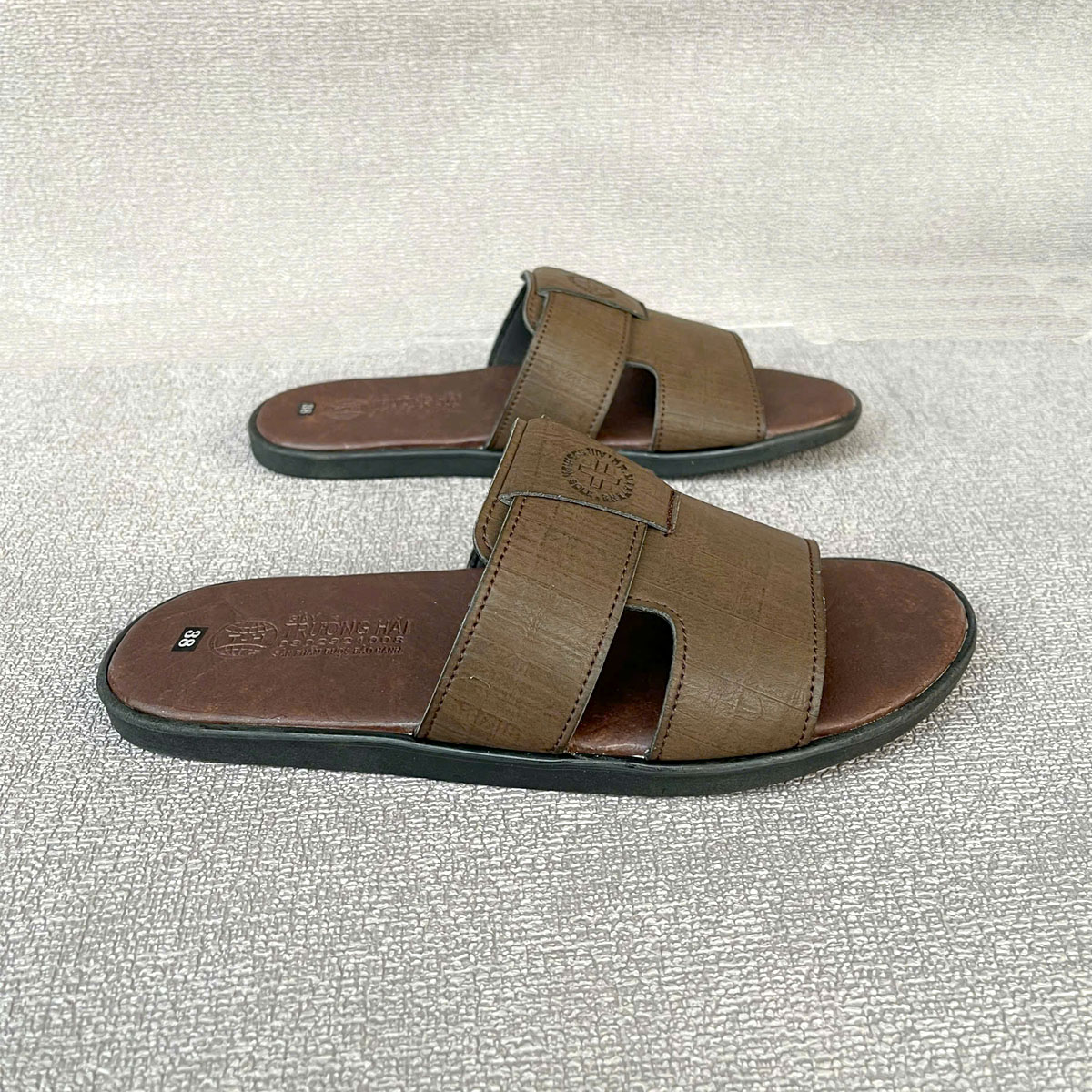 Dép nam da bò quai ngang Trường Hải 2 màu nâu đen DN115