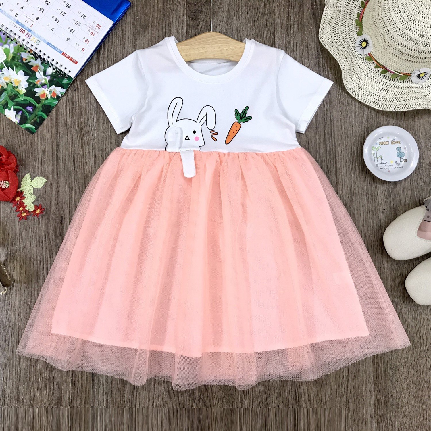 G1510 Đầm bé gái cực xinh. Vải thun 4 chiều kết hợp với voan lưới, hình in và đắp vải dễ thương.