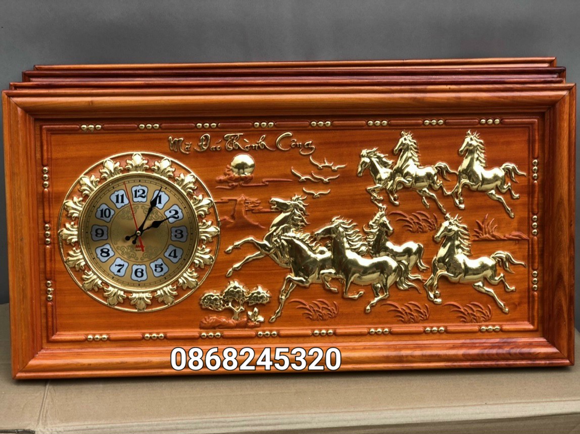 Tranh đồng hồ treo tường khắc tích mã đáo thành công bằng gỗ hương đỏ kt 48×108×4cm