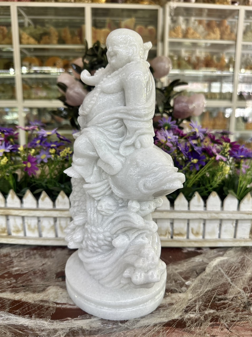 Tượng Phật Di Lặc ngồi trên cá chép phong thủy đá cẩm thạch trắng - Dài 30 cm