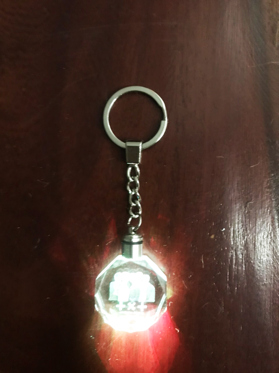 Móc khoá phát sáng TXT móc treo có đèn lung linh