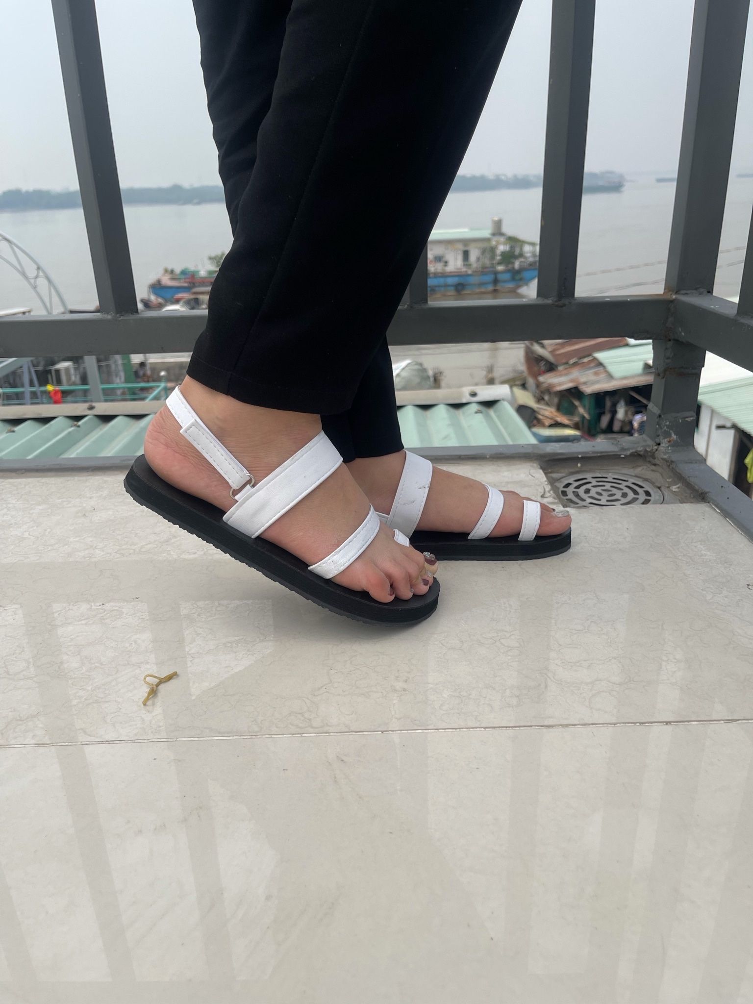 Dép sandals nữ ( đế đen quai hậu trắng ) size có từ 34 nữ đến 42 nữ đế và quai có đủ màu ib chọn thêm