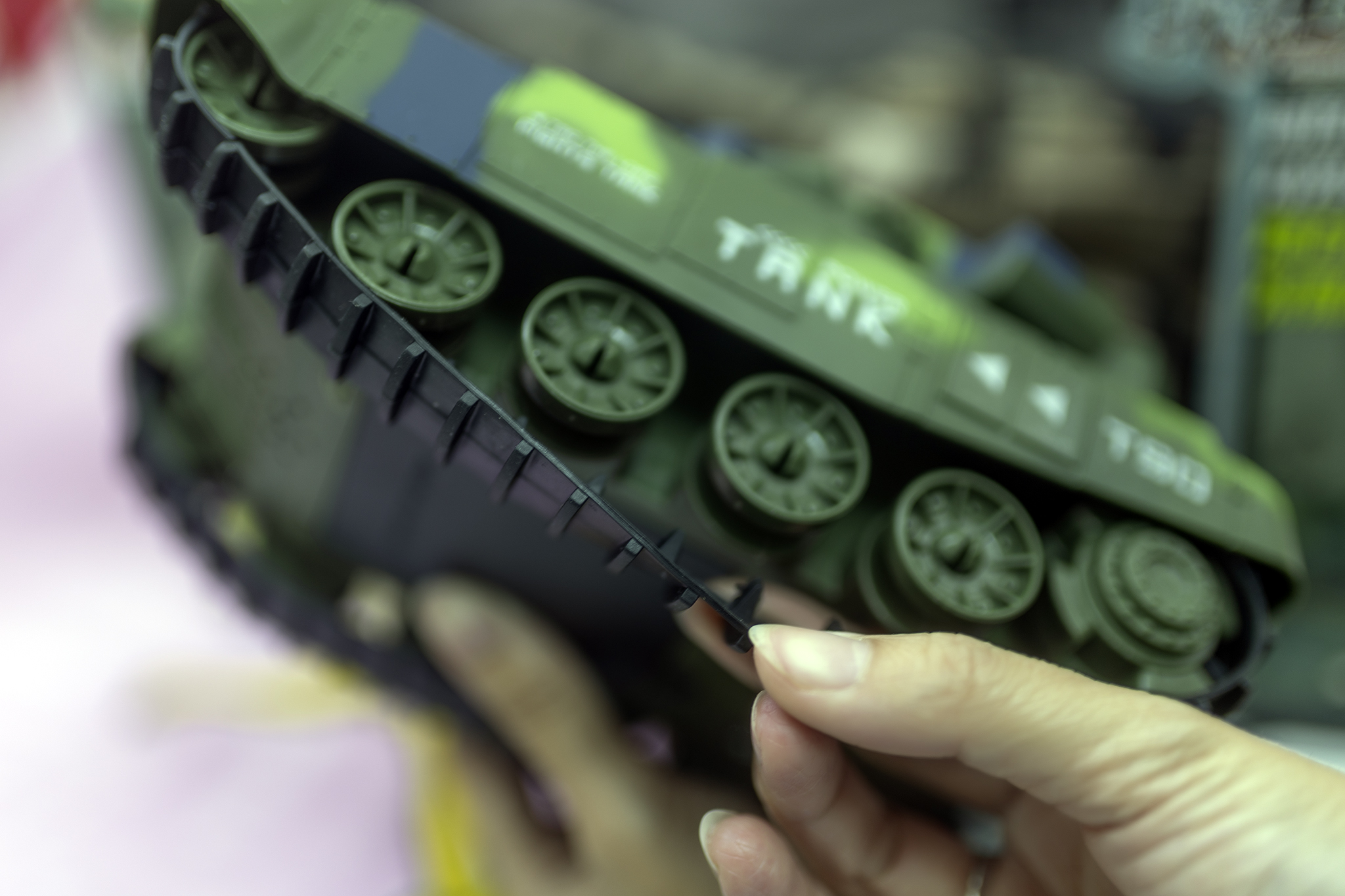 Đồ chơi mô hình siêu xe tăng cao cấp T90 di chuyển bằng xích dùng pin sạc có âm thanh, ánh sáng (mẫu và màu ngẫu nhiên)