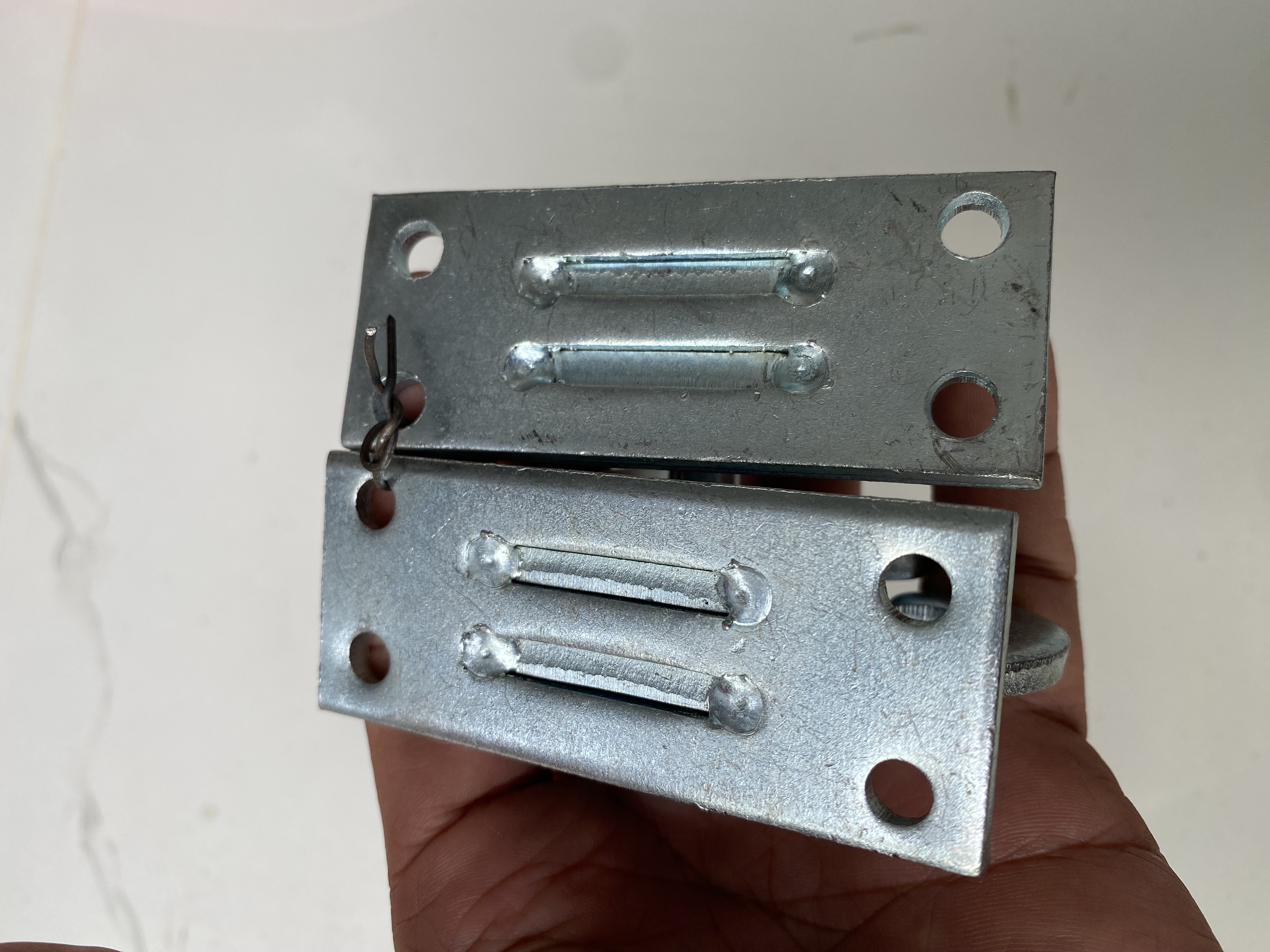 Chốt cổng tự động tự cài thông minh
