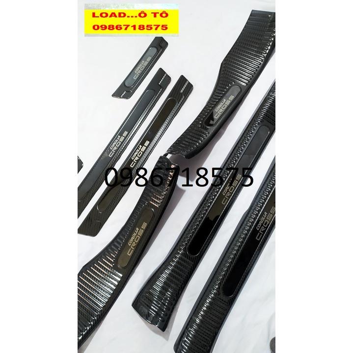 Ốp Bậc Cửa, Nẹp Bước Chân Xe Trong Ngoài Xe Toyota Cross 2023-2020 Chất Liệu Vân carbon Hàng Chữ Bóng Cao Cấp