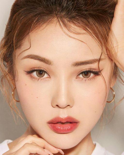 Decal dán tường salon thẩm mỹ cô gái