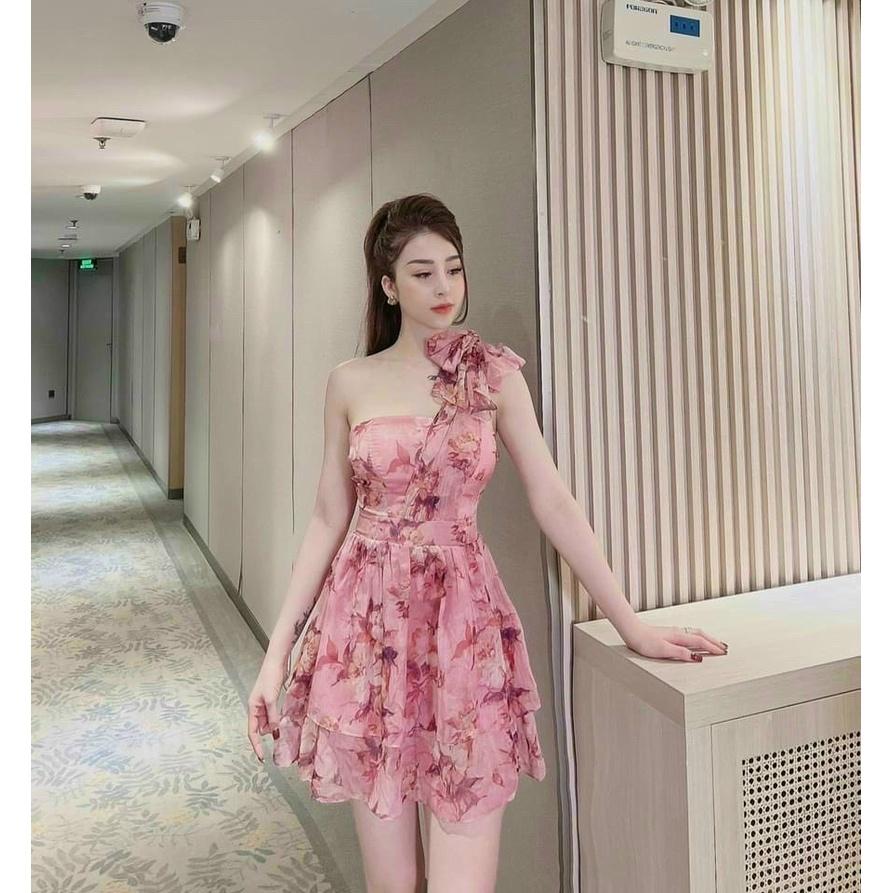 Đầm váy nữ lệch vai xếp tầng với các họa tiết hoa xinh xắn dành cho các nàng đi chơi, dạo phố