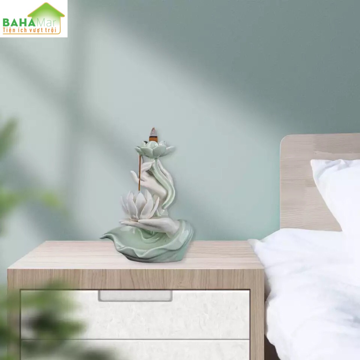 THÁC KHÓI TRẦM HƯƠNG CHẢY NGƯỢC TAY PHẬT CẦM NHÀNH SEN TRANG TRÍ MEN NGỌC "BAHAMAR" Hương với thiết kế chảy dài đổ khói hơi nước tạo nên sự bí ẩn khí quyển.