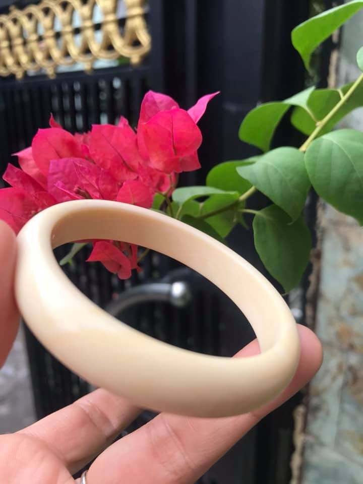 VÒNG TAY NỮ ĐEO MÀU TRẮNG GIẢ NGÀ HAY GỌI LÀ XƯƠNG MỸ NGHỆ  SIZE 52MM x Bản Cao 12mm x Dầy 6,5mm  NỮ NẶNG 50KG TRỞ XUỐNG ĐEO Ạ 