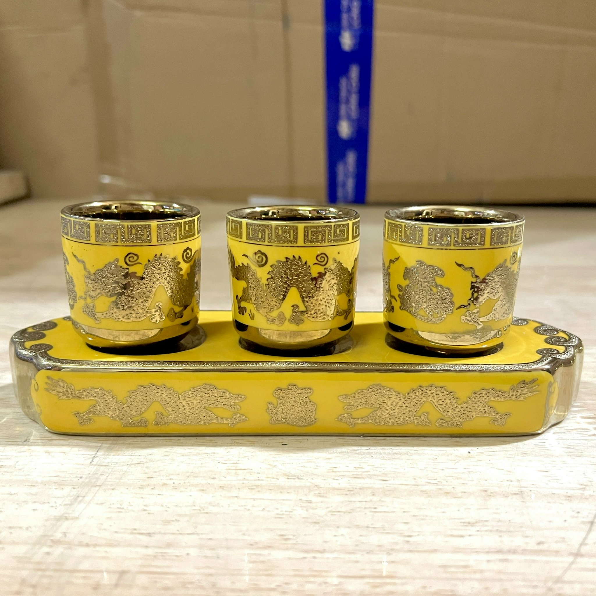 Chum nước thờ ,áng nước sứ vàng 3D bộ 3 ly