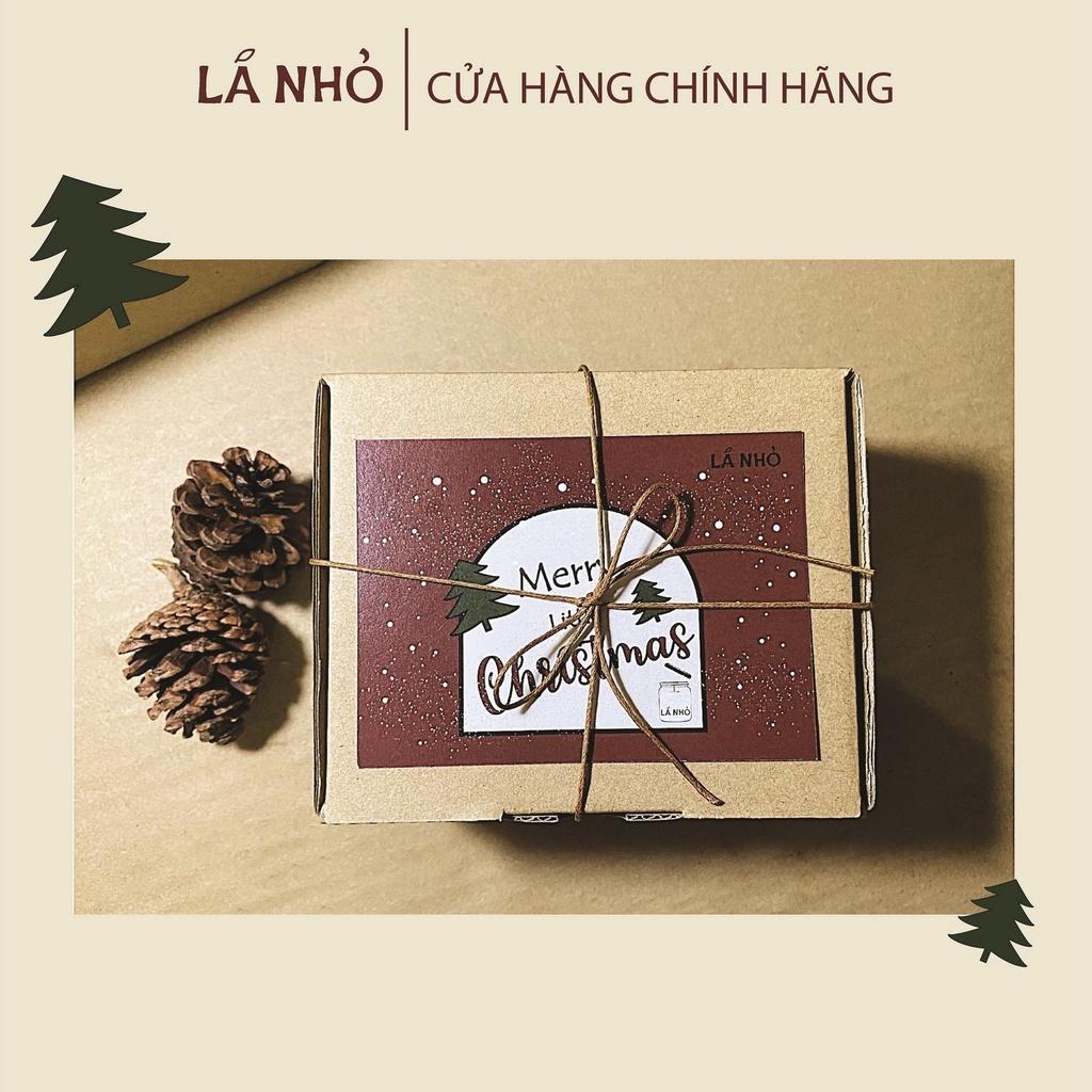 Nến thơm Giáng sinh Lá Nhỏ Medium - Apple Candy - Pine Forest - Quà tặng ý nghĩa - Tặng kèm Post Card - Thông trang trí