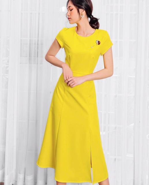 Đầm tay ngắn xẻ tà có kèm phụ kiện