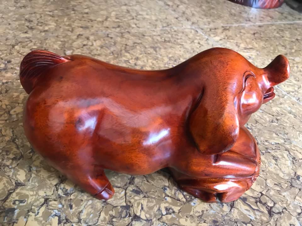 TƯỢNG HEO GỖ GÕ NẰM ÔM BAO TIỀN VUI VẺ SIZE DÀI 30CM X CAO 17CM X NGANG 14CM TRƯNG BÀN ĐẸP