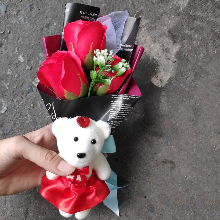 Hoa hồng sáp 3 bông và 1 gấu tặng kèm giỏ xách màu ngẫu nhiên