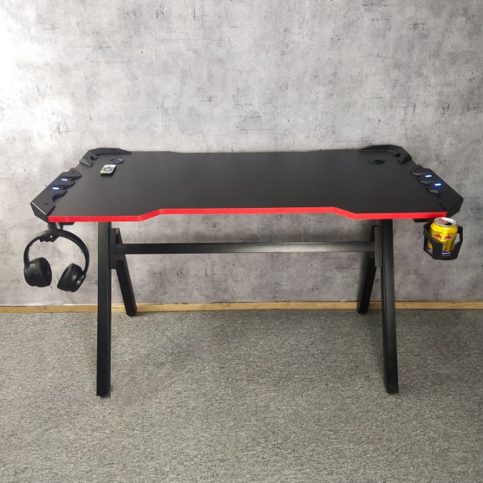 Bàn gaming Hero Fufutech có giáp đèn LED trang trí 7 màu tuỳ chỉnh, mặt bàn tích hợp lỗ sạc USB, móc treo tai nghe, khay đựng cốc gấp gọn tiện lợi kích thước 1m2, 1m4