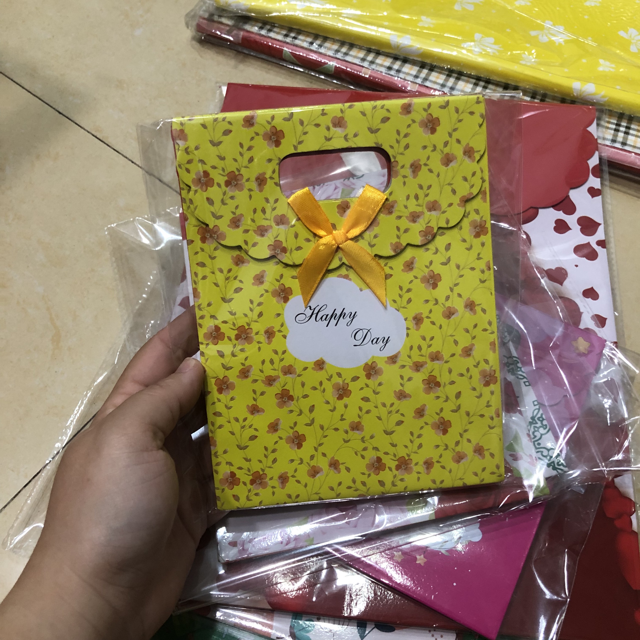 Túi giấy đựng quà các cỡ loại đẹp có nắp, giao hình và màu ngẫu nhiên