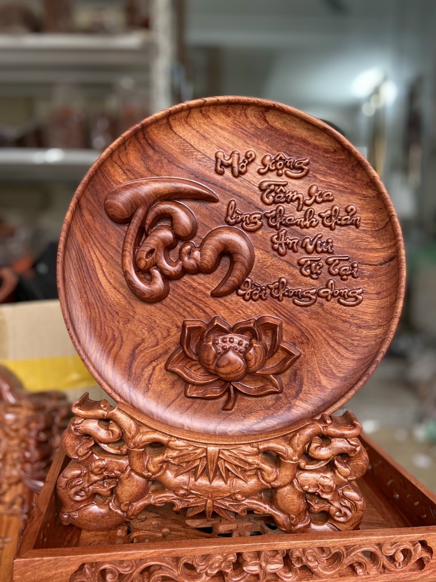 Tranh đĩa phong thủy chữ Tâm gỗ hương