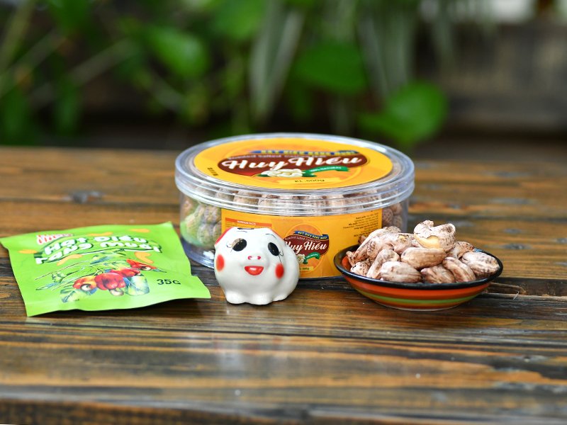 Hạt Điều Rang Muối Huy Hiếu 500gr hộp tròn còn vỏ lụa