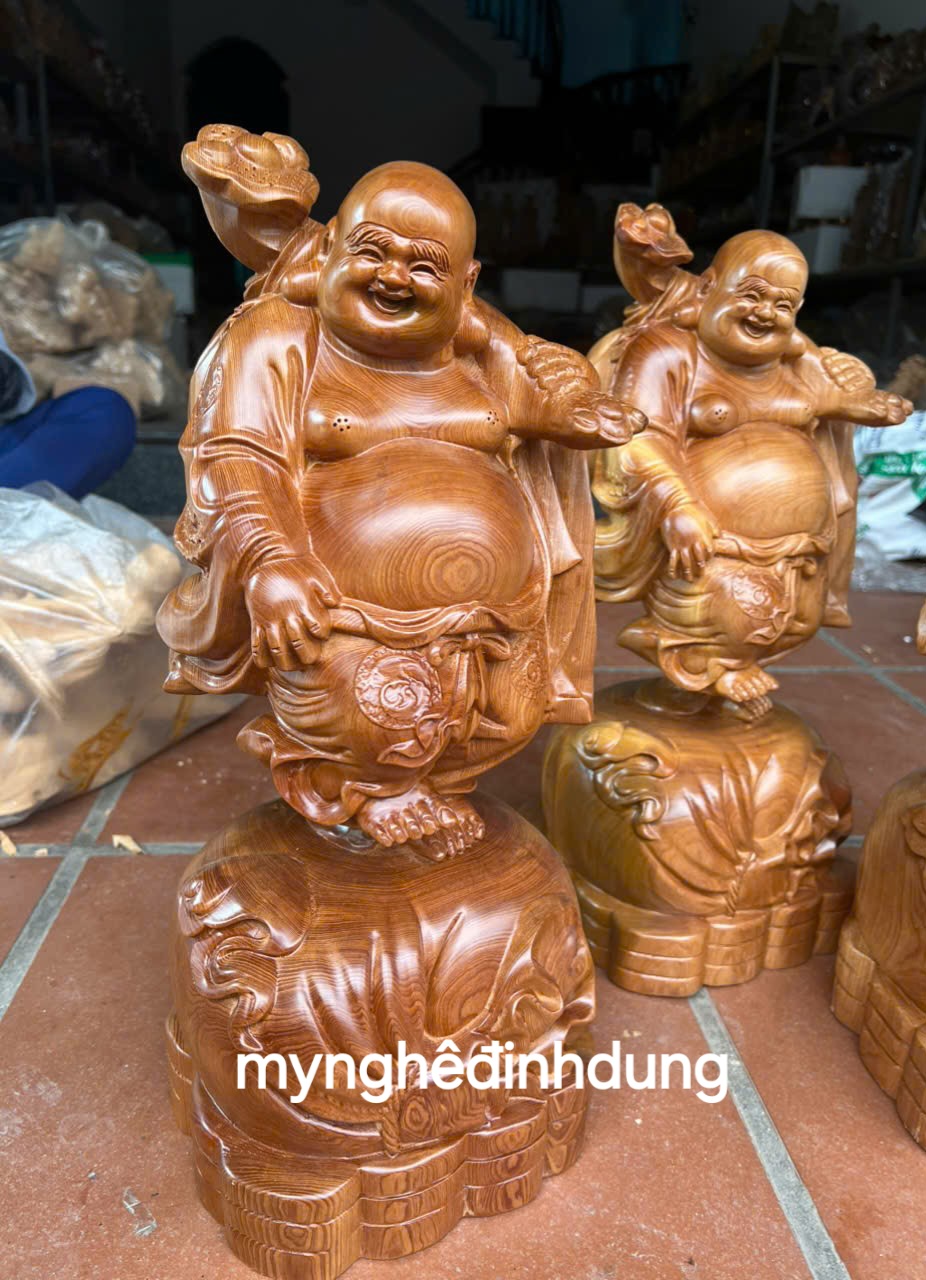 Tượng phật di lặc gánh đào bằng gỗ bách xanh thơm nức cao 45x20x20cm