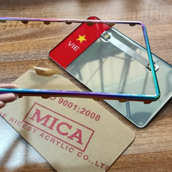 Khung trang trí xe máy viền titan tặng kèm lá cờ bằng mica