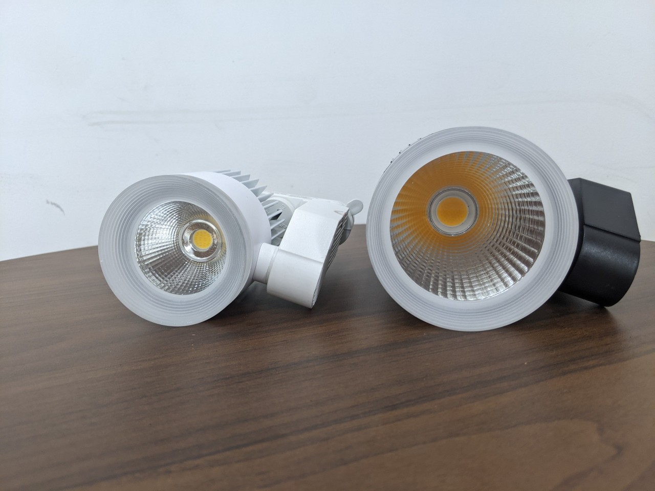 Đèn rọi ray tản nhiệt nhôm 12w/20w dùng trang trí shop quần áo, showroom.