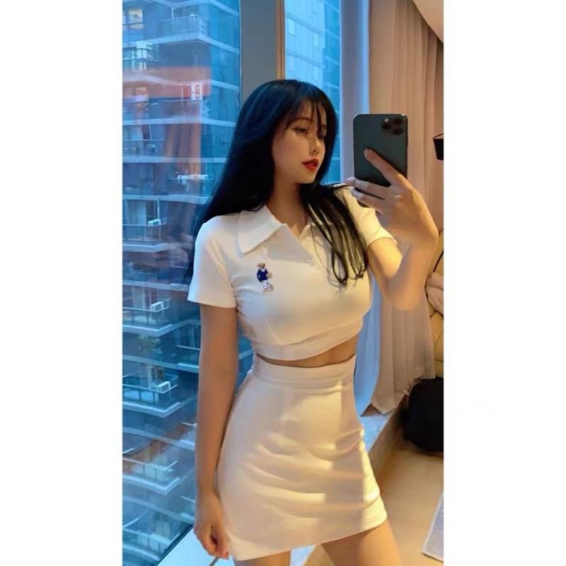 Set áo polo croptop logo gấu mix chân váy xẻ 2021