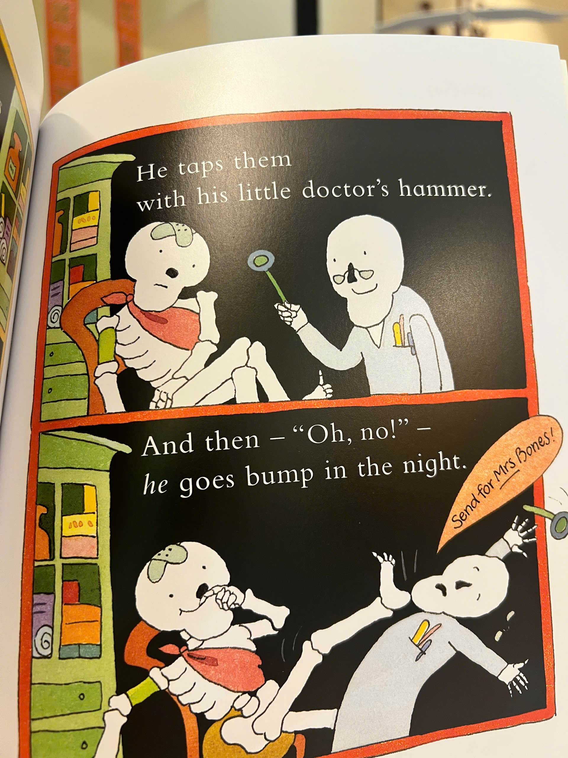 Sách - Bumps in the Night (Funnybones Series)| Childrens Picture Book/ Ngoại văn Thiếu nhi Nhập khẩu